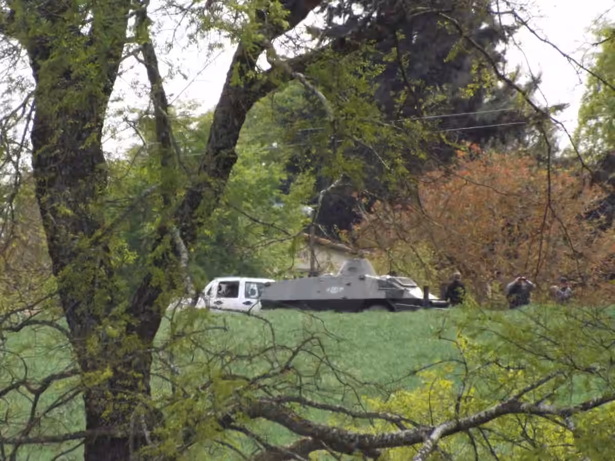 Vehículo blindado de Carabineros en el lugar de un allanamiento rural