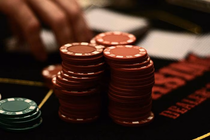 Fichas de casino apiladas sobre una mesa