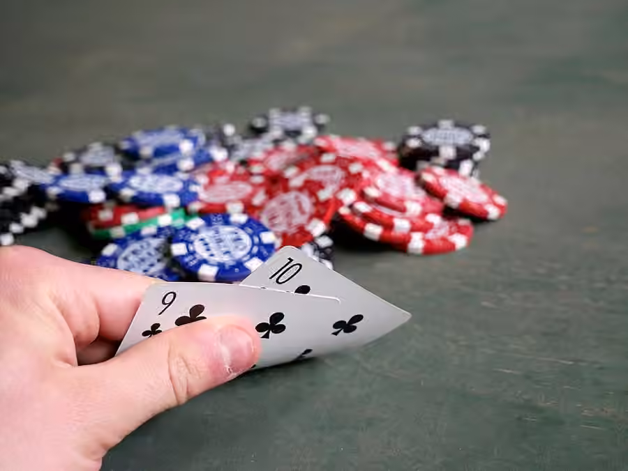 Cartas de juego sobre fichas de casino